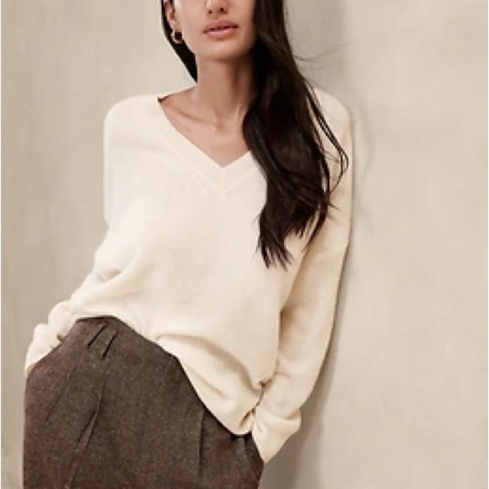 Banana Republic | NWT Women’s V Neck Cream Sweater Size Small